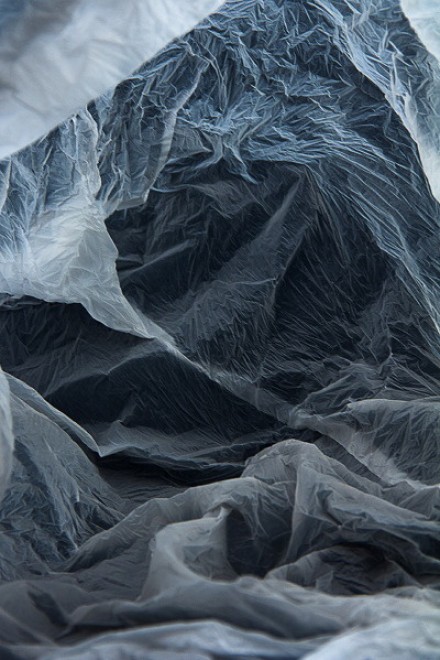 Paesaggi di plastica: i sacchetti abbandonati diventano caverne