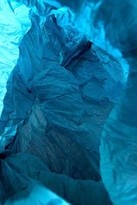 Paesaggi di plastica: i sacchetti abbandonati diventano caverne