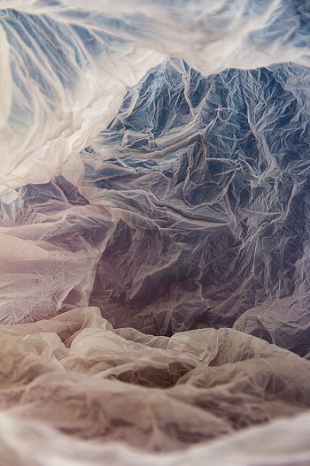 Paesaggi di plastica: i sacchetti abbandonati diventano caverne