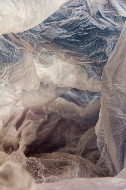 Paesaggi di plastica: i sacchetti abbandonati diventano caverne