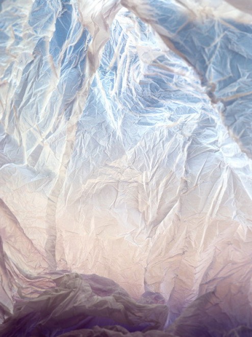 Paesaggi di plastica: i sacchetti abbandonati diventano caverne