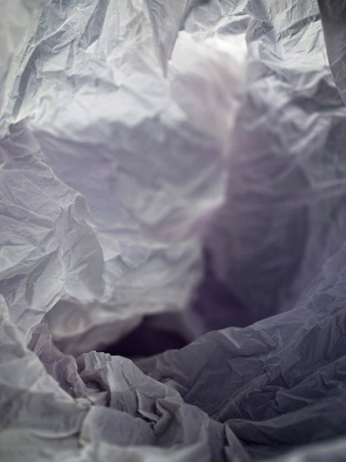 Paesaggi di plastica: i sacchetti abbandonati diventano caverne