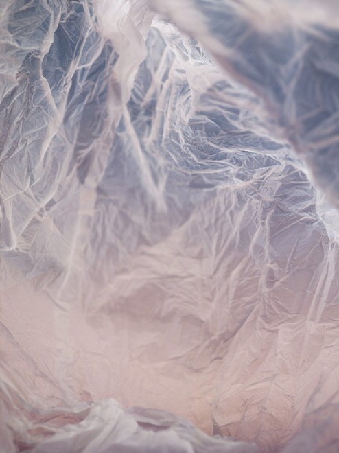 Paesaggi di plastica: i sacchetti abbandonati diventano caverne