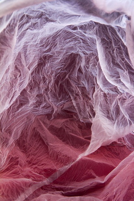 Paesaggi di plastica: i sacchetti abbandonati diventano caverne