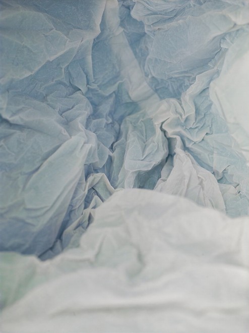 Paesaggi di plastica: i sacchetti abbandonati diventano caverne