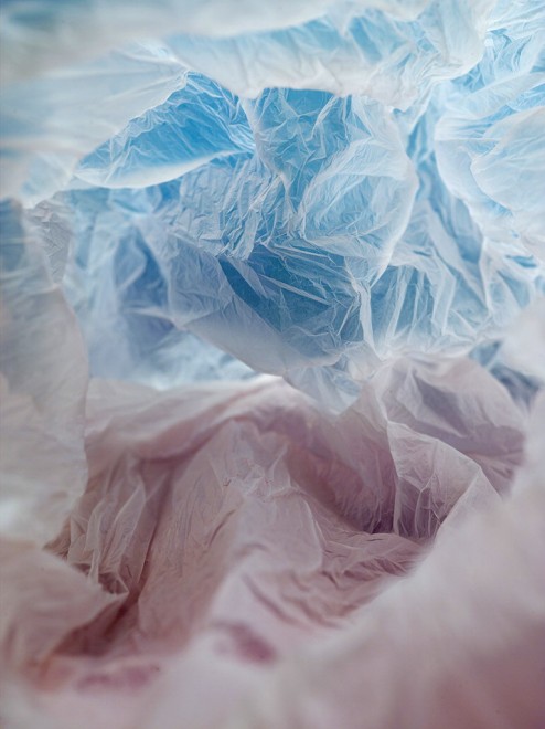 Paesaggi di plastica: i sacchetti abbandonati diventano caverne