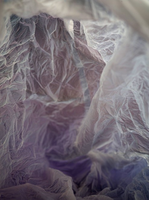 Paesaggi di plastica: i sacchetti abbandonati diventano caverne