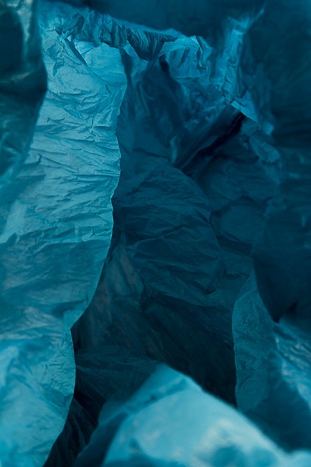 Paesaggi di plastica: i sacchetti abbandonati diventano caverne