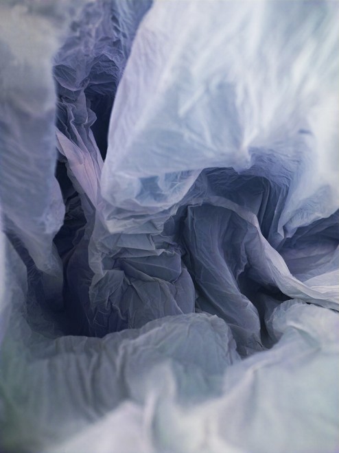 Paesaggi di plastica: i sacchetti abbandonati diventano caverne