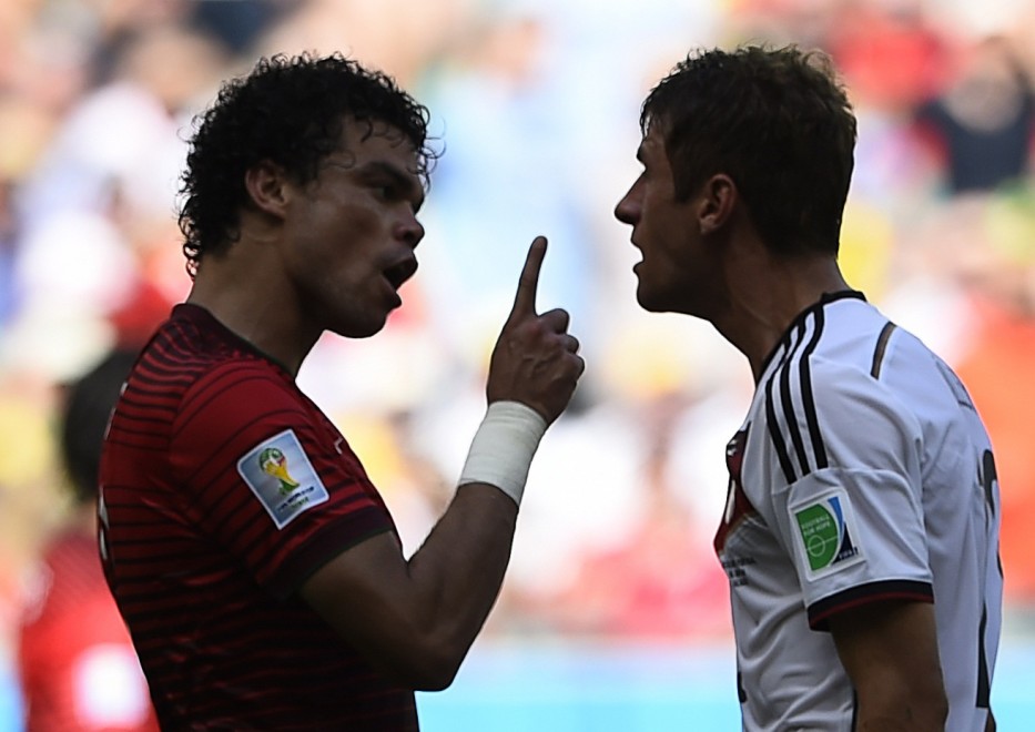 Пепе красная карточка. Пепе футболист. Pepe 2014. Мюллер и пепе на чм 2014. Рамос красная карточка.