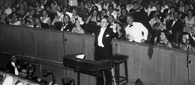 L'audio originale di Stravinskij   dirige l'orchestra nel 1951    Foto