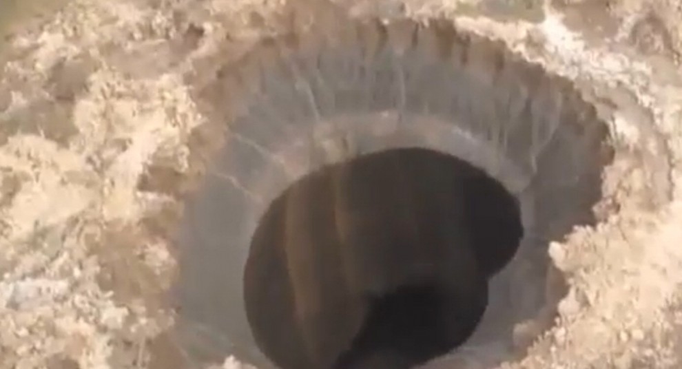 Siberia, misteriosa voragine si apre all'improvviso