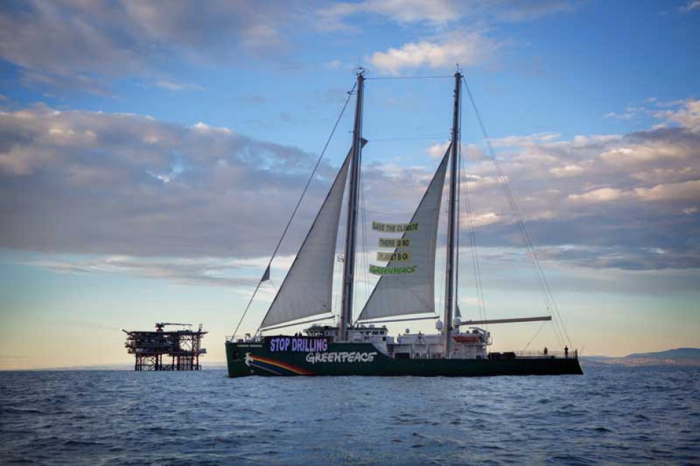 Greenpeace, Rainbow Warrior in azione: stop alle trivellazioni nei mari italiani