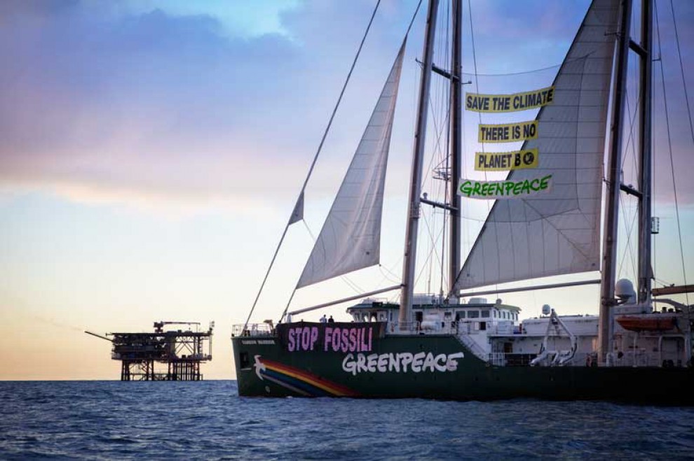 Greenpeace, Rainbow Warrior in azione: stop alle trivellazioni nei mari italiani