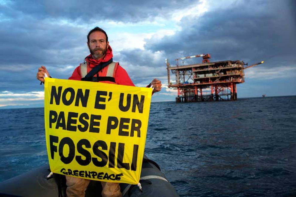 Greenpeace, Rainbow Warrior in azione: stop alle trivellazioni nei mari italiani