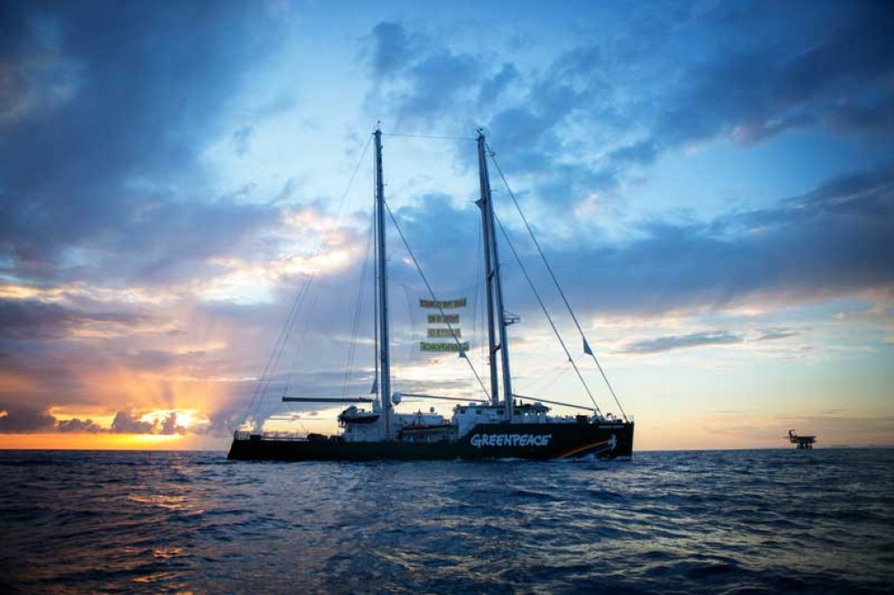 Greenpeace, Rainbow Warrior in azione: stop alle trivellazioni nei mari italiani