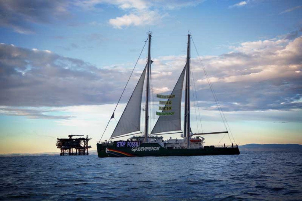 Greenpeace, Rainbow Warrior in azione: stop alle trivellazioni nei mari italiani