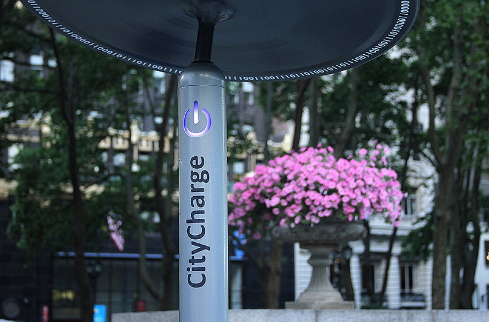 Stazioni a energia solare: il telefonino si ricarica nel parco