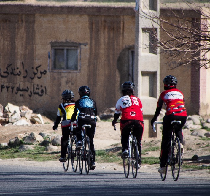 Afghanistan, donne in bici per l'emancipazione