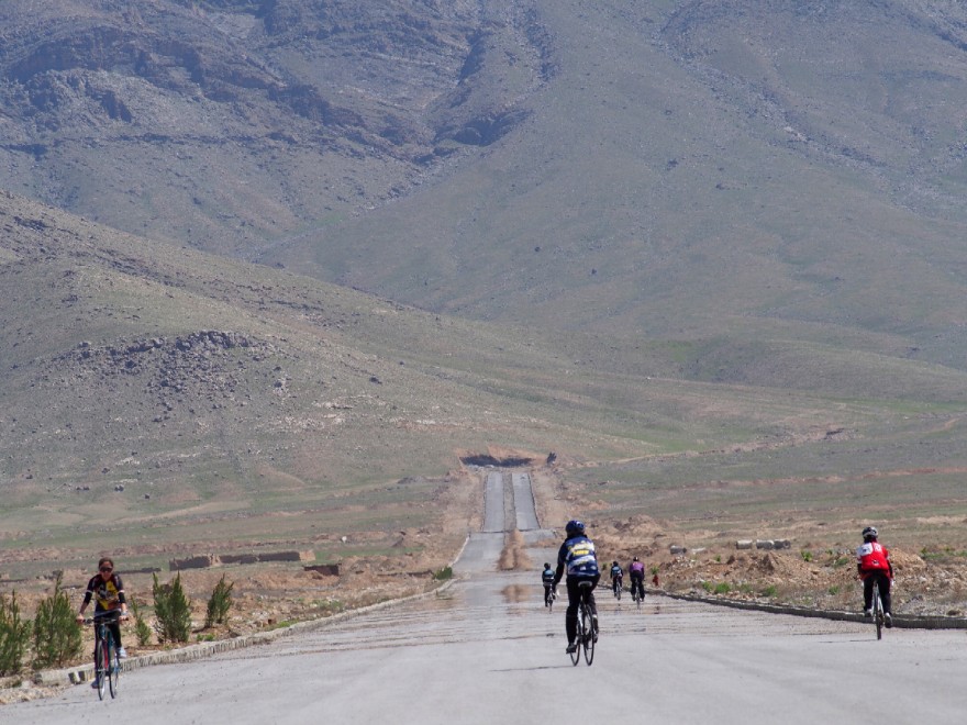Afghanistan, donne in bici per l'emancipazione