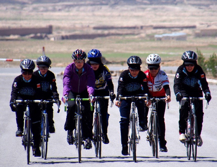 Afghanistan, donne in bici per l'emancipazione