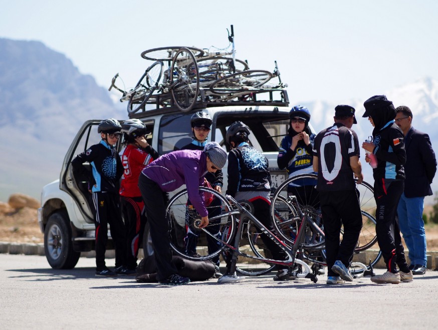 Afghanistan, donne in bici per l'emancipazione