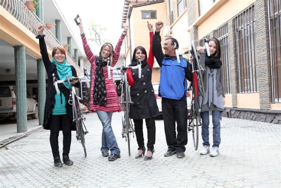 Afghanistan, donne in bici per l'emancipazione