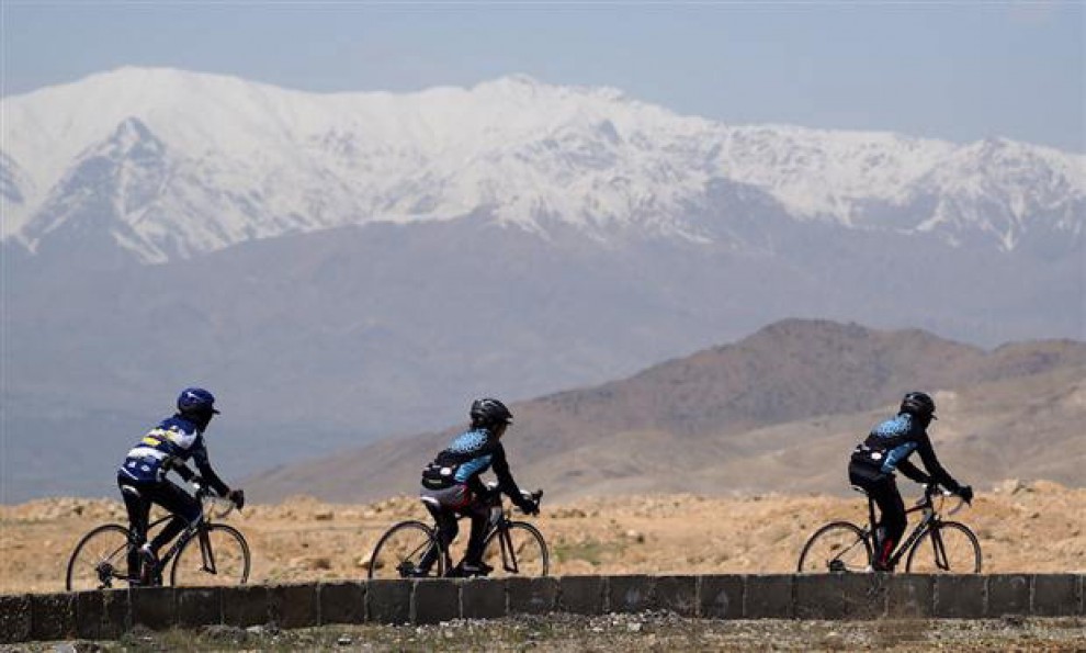 Afghanistan, donne in bici per l'emancipazione