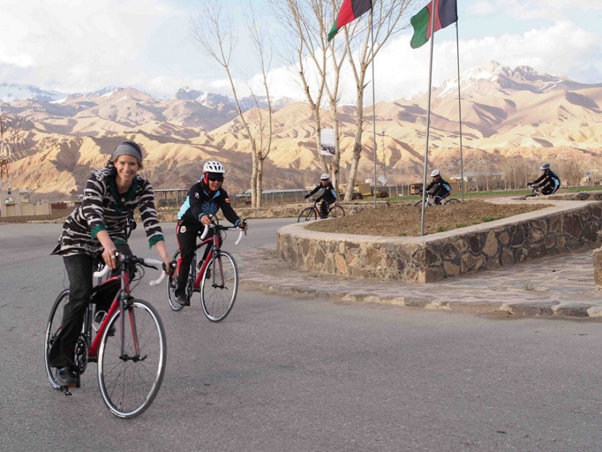 Afghanistan, donne in bici per l'emancipazione