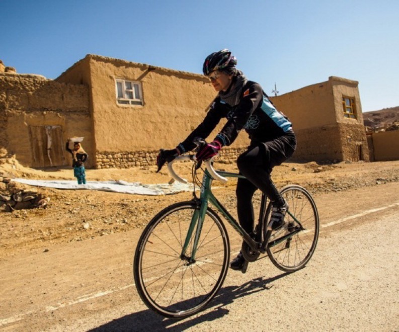 Afghanistan, donne in bici per l'emancipazione