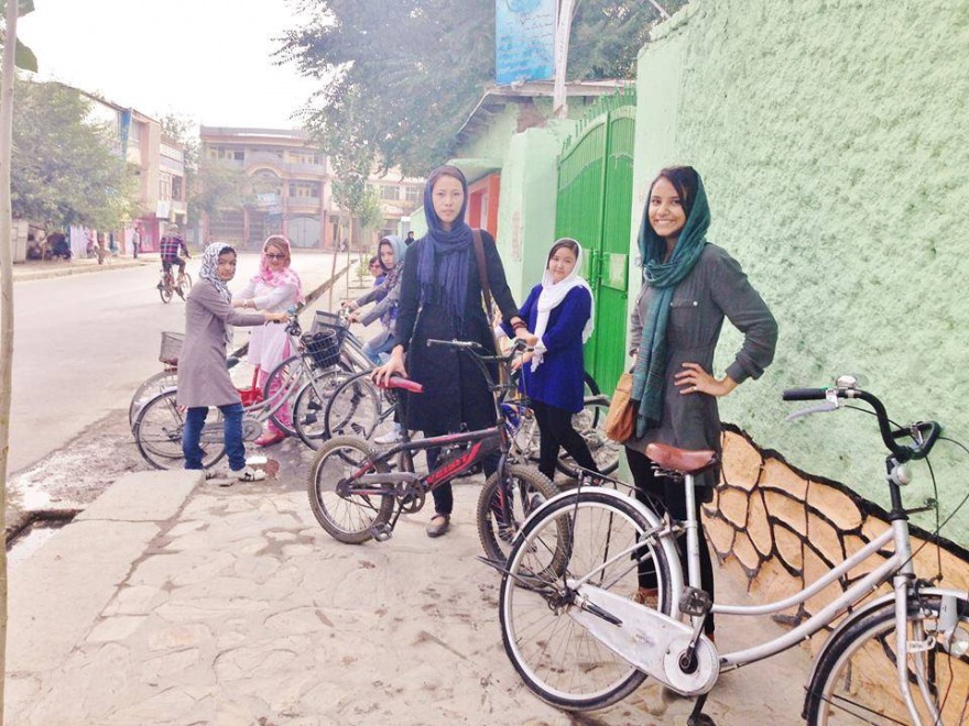 Afghanistan, donne in bici per l'emancipazione