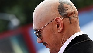 "L'urlo e la furia" di James tatuato e senza capelli
