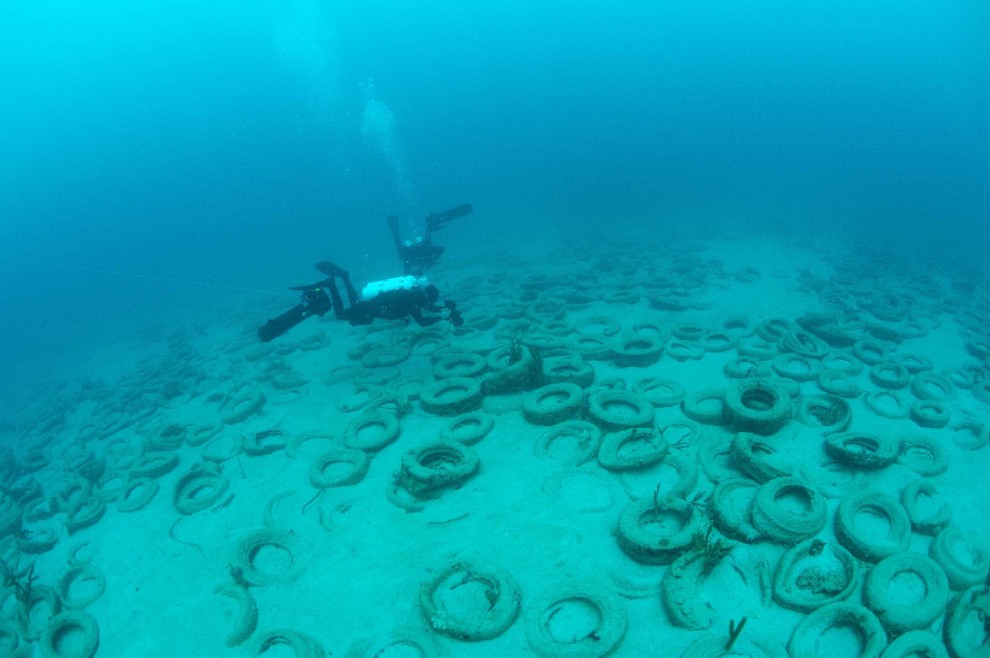 Florida, disastro in fondo al mare: il cimitero degli pneumatici