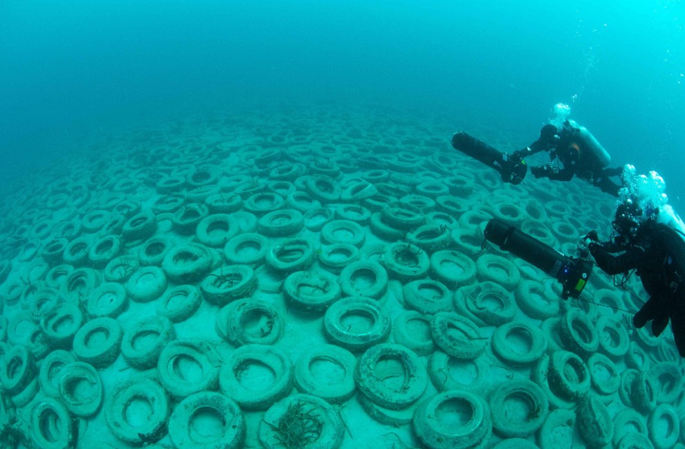 Florida, disastro in fondo al mare: il cimitero degli pneumatici