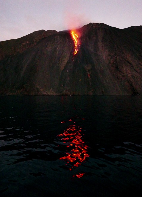 Stromboli, spettacolo notturno alla Sciara del Fuoco