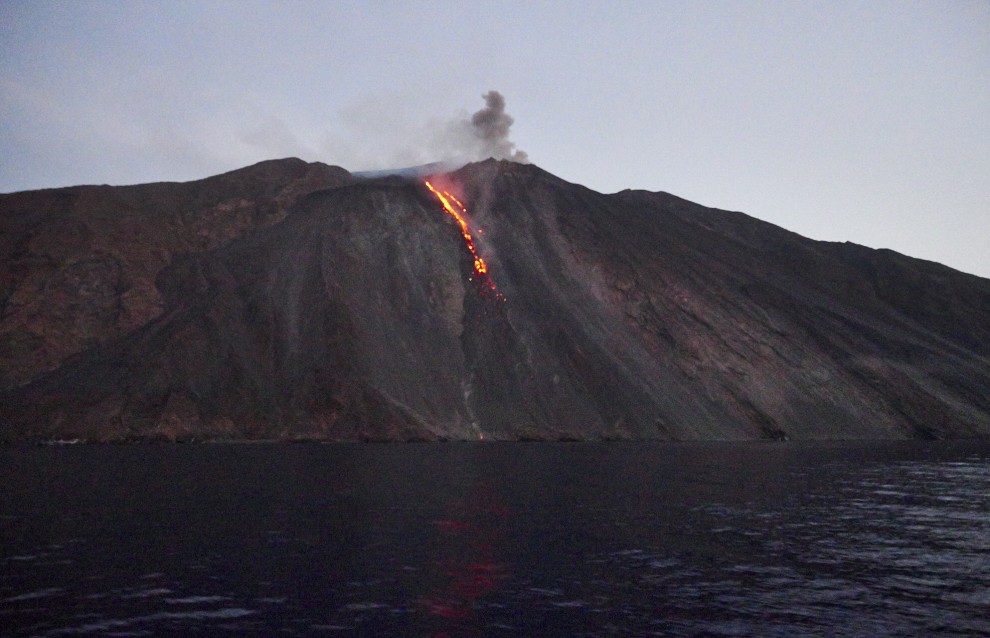 Stromboli, spettacolo notturno alla Sciara del Fuoco