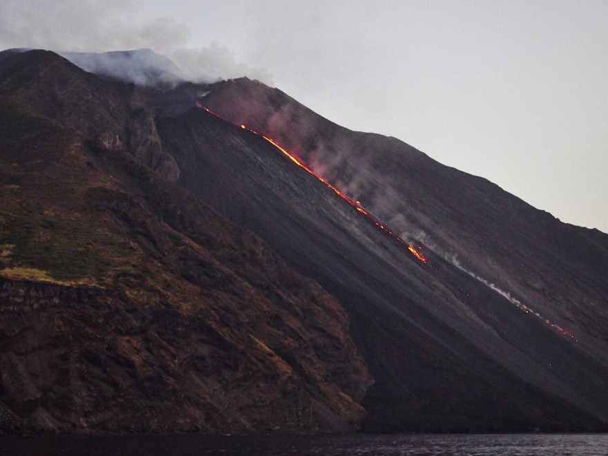 Stromboli, spettacolo notturno alla Sciara del Fuoco