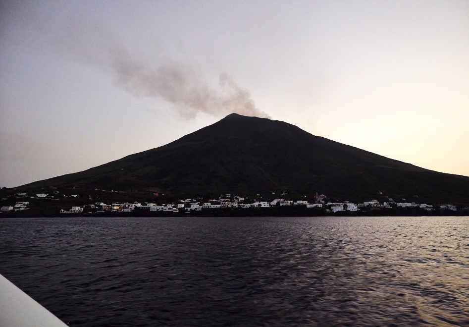 Stromboli, spettacolo notturno alla Sciara del Fuoco