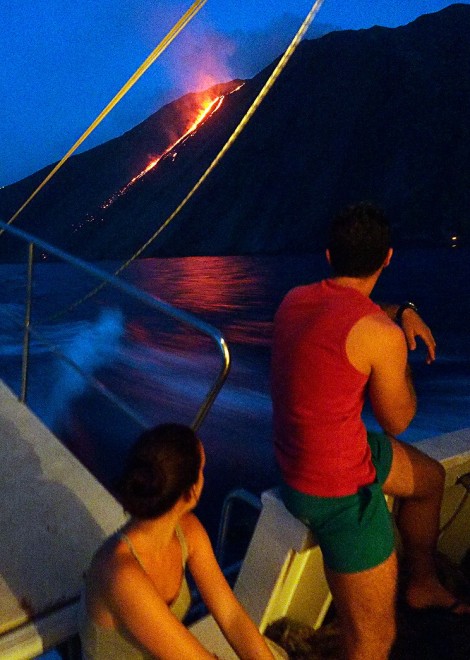 Stromboli, spettacolo notturno alla Sciara del Fuoco