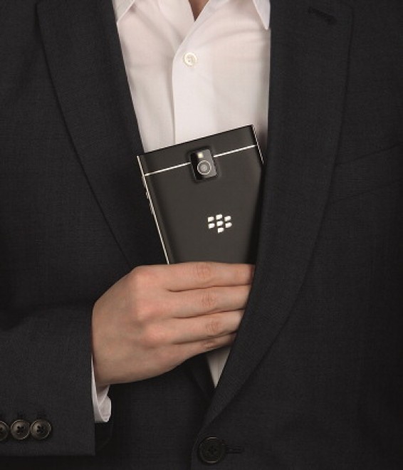 BlackBerry Passport: smartphone quadrato con tastiera fisica