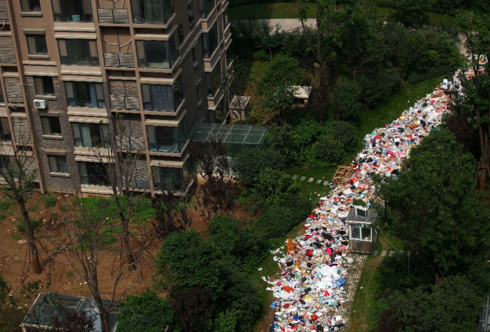 Cina, le strade come fiumi di rifiuti. L'immondizia 'nuota' tra i palazzi