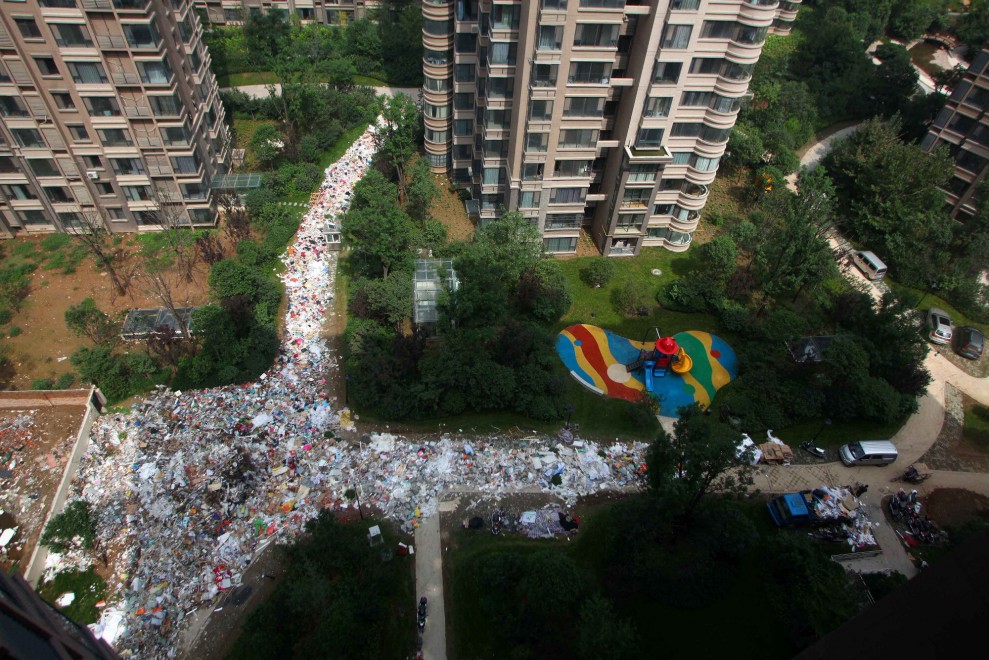 Cina, le strade come fiumi di rifiuti. L'immondizia 'nuota' tra i palazzi