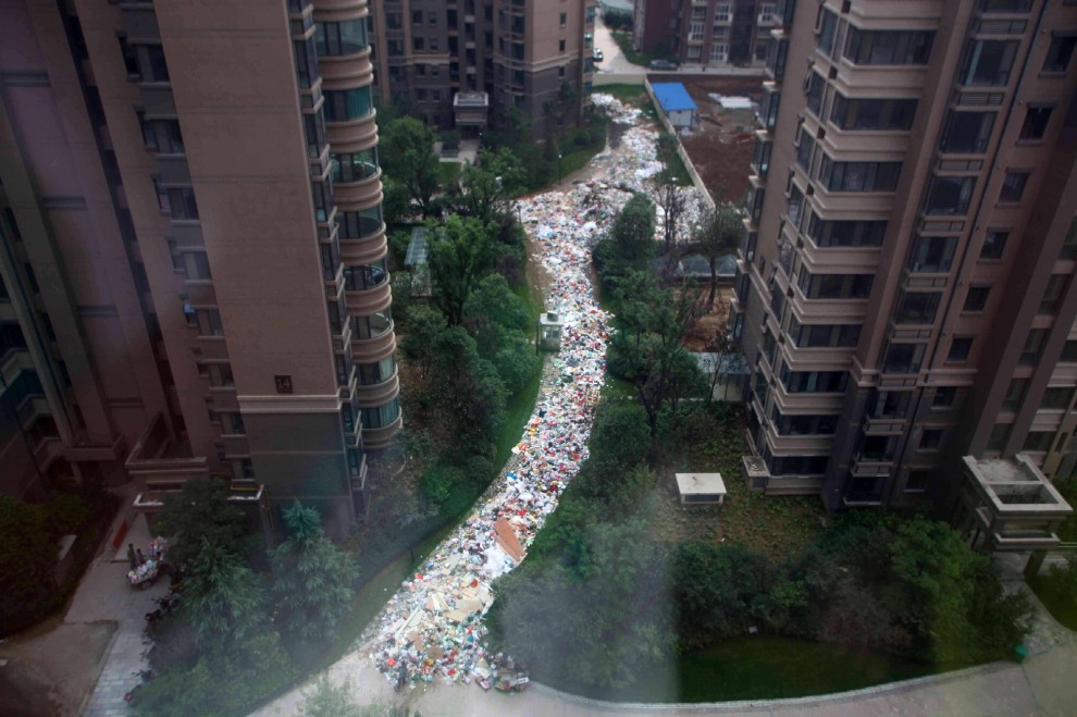 Cina, le strade come fiumi di rifiuti. L'immondizia 'nuota' tra i palazzi