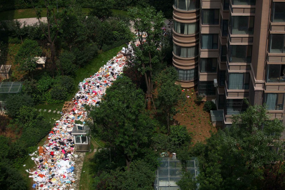 Cina, le strade come fiumi di rifiuti. L'immondizia 'nuota' tra i palazzi