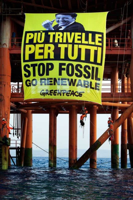 Sicilia, Greenpeace occupa piattaforma petrolifera