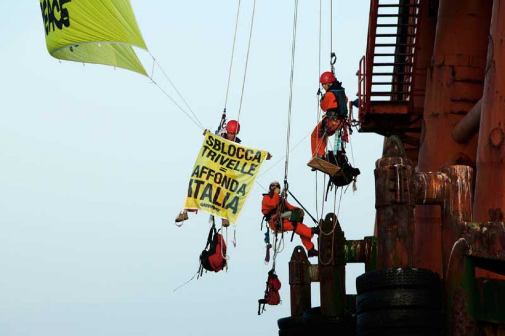 Sicilia, Greenpeace occupa piattaforma petrolifera