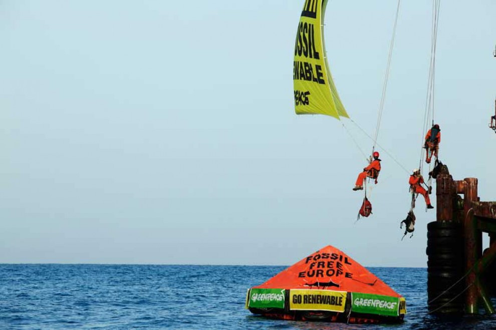 Sicilia, Greenpeace occupa piattaforma petrolifera