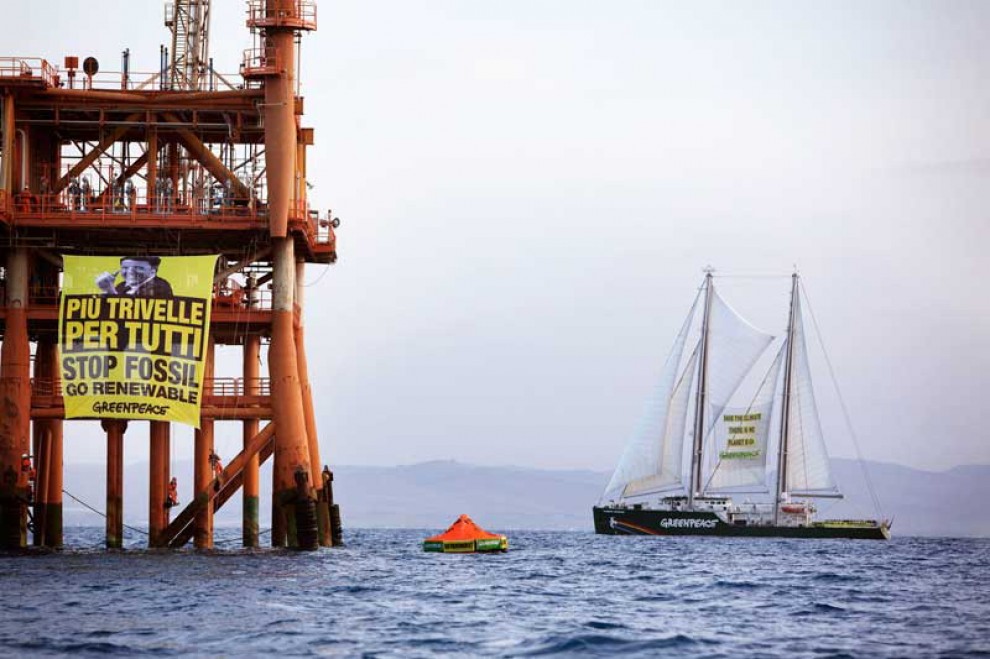 Sicilia, Greenpeace occupa piattaforma petrolifera