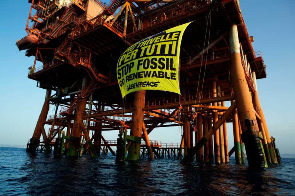Sicilia, Greenpeace occupa piattaforma petrolifera