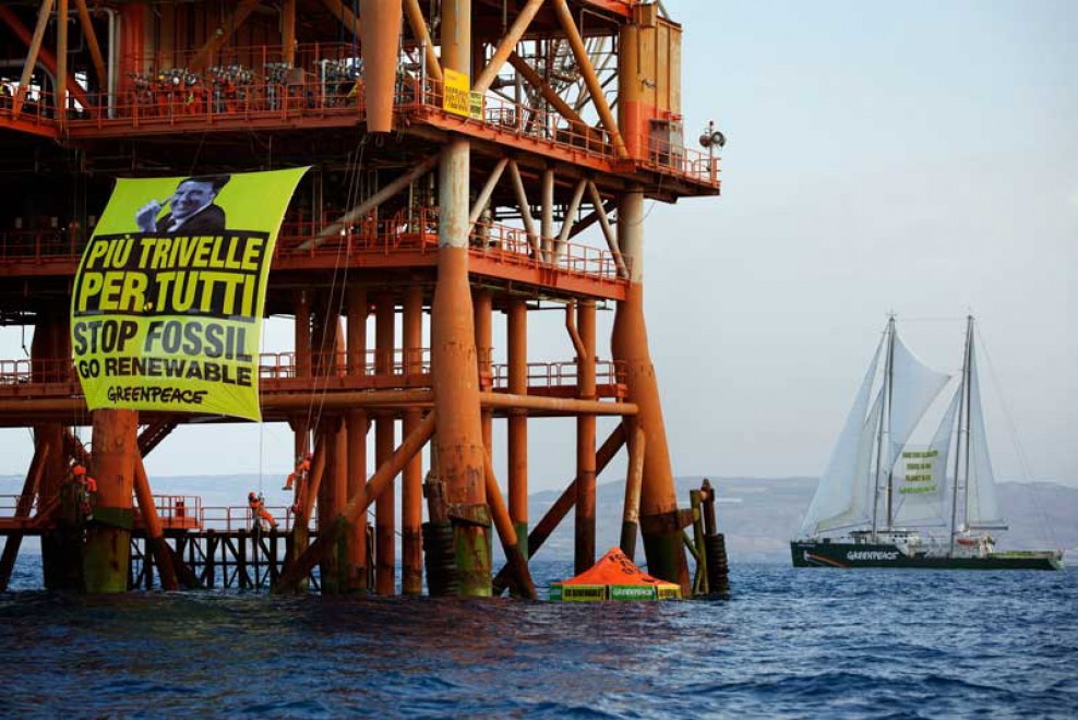 Sicilia, Greenpeace occupa piattaforma petrolifera